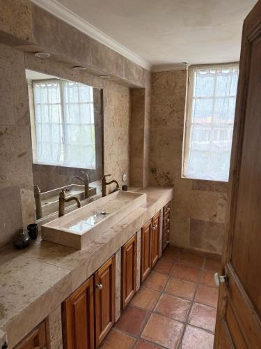 une salle de bain avec un lavabo et un miroir dans l'établissement maison de charme piscine au bord de mer, à Cagnes-sur-Mer