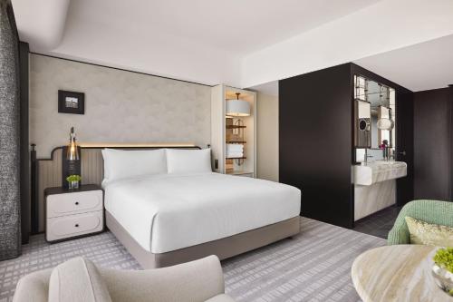 Ένα ή περισσότερα κρεβάτια σε δωμάτιο στο Hilton Shanghai City Center -Steps from iconic landmarks Wukang Mansion and Jing'an Temple