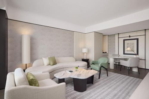 Χώρος καθιστικού στο Hilton Shanghai City Center -Steps from iconic landmarks Wukang Mansion and Jing'an Temple