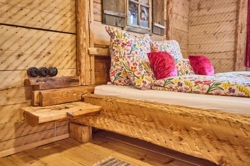 Ce lit se trouve dans une chambre en bois dotée d'oreillers. dans l'établissement Holiday Home Edt, à Bad Goisern