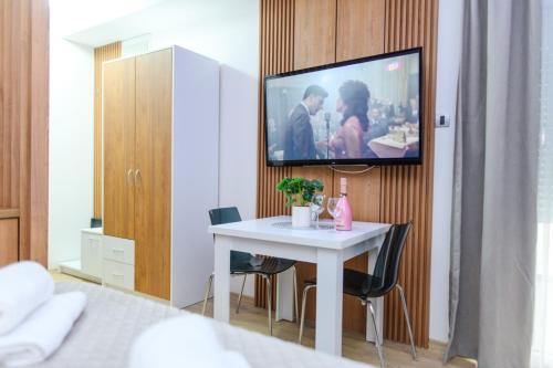 TV a/nebo společenská místnost v ubytování BOŽUR apartmani, kod hotela Sunce