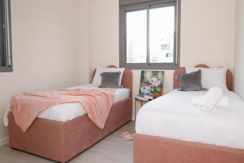 Ein Bett oder Betten in einem Zimmer der Unterkunft Luxurious and spacious pentahouse in Beit Shemes