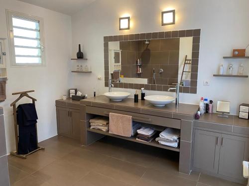 Vannituba majutusasutuses Villa Sunset avec piscine miroir et vue panoramique