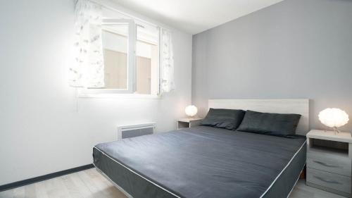une chambre avec un lit et une fenêtre dans l'établissement La Dune N76 - VILLA 2P6, à Sérignan