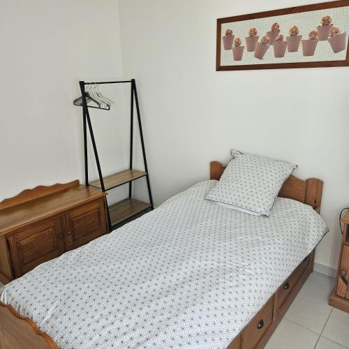 une chambre avec un lit et un miroir au mur dans l'établissement Maison avec jardin proche Paris et Disney, à Pontault-Combault