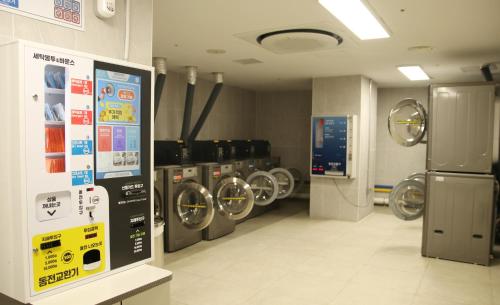 a laundry room with washers and dryers in a building at Pyeongchang Space hubt Hotel & Resort in Pyeongchang 