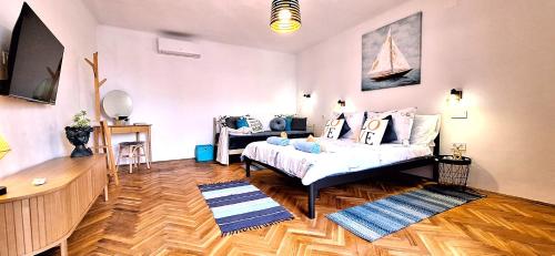 a living room with a bed and a tv at Calma di Medulin in Medulin