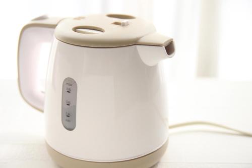 a white toaster sitting on top of a table at Tabist ASAHIKAWA STATION HOTEL in Asahikawa