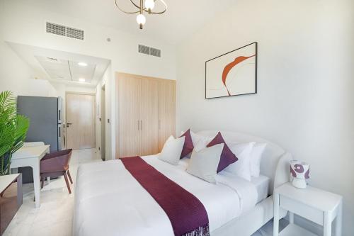 Una cama o camas en una habitación de EasyGo-Calm STU in Alexia Jebel Ali near Metro