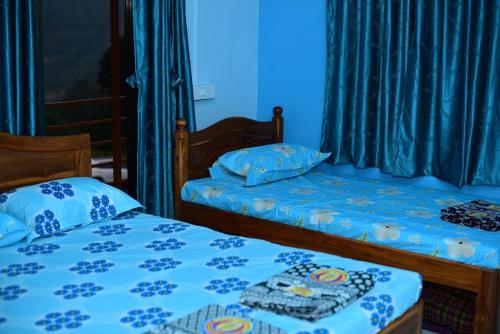 Katil atau katil-katil dalam bilik di Hotel Raigad Farmhouse 2