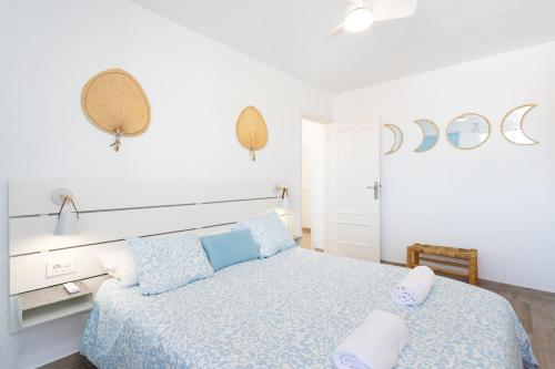 ein Schlafzimmer mit einem Bett mit einer blauen Bettdecke in der Unterkunft Home2Book Stunning Views Bungalow Costa Adeje in Adeje