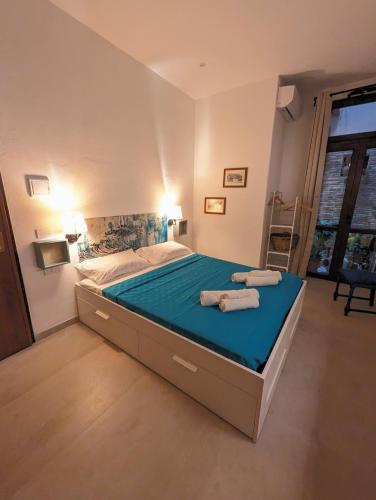 Un dormitorio con una cama con toallas. en Casa di Leda 2, en Cagliari