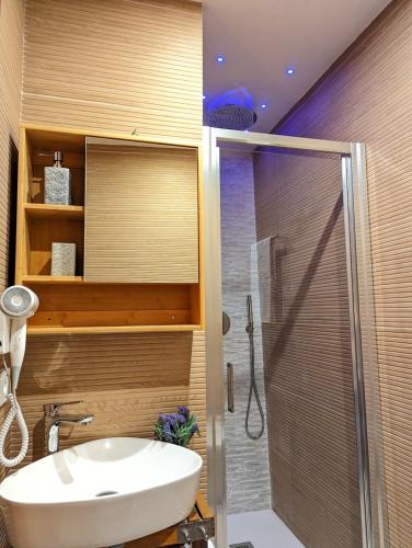 un baño con lavabo y ducha en Casa di Leda 2, en Cagliari