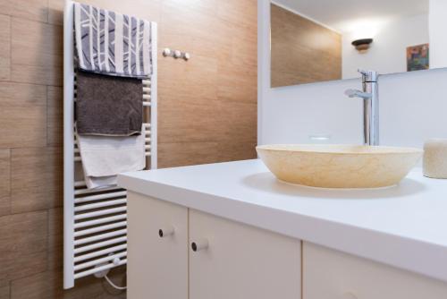 a bathroom with a sink and a mirror at Grand T2 ensoleillé in La Grande-Motte