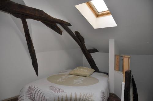 una camera da letto con un letto con alberi sul soffitto di agréable duplex Candé centre ville 4/6 places a Candé