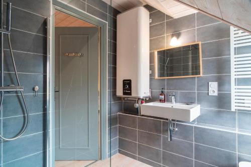 une salle de bain avec un lavabo et une douche dans l'établissement Ker-Laco - Plage à 200m proche sentier GR24, à Saint-Armel