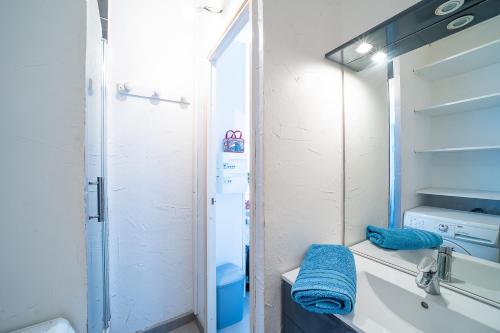 La petite salle de bains est pourvue d'une douche et d'un lavabo. dans l'établissement Clématite - Vue port climatisé proche plage, à Saint-Cyprien