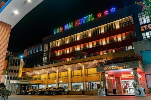 a building with cars parked in front of it at night at KHÁCH SẠN SAO MAI in Cao Lãnh