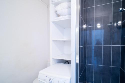 une salle de bain avec toilettes et douche dans l'établissement Pivoine - Vue mer plage à 100m proche Espagne, à Saint-Cyprien