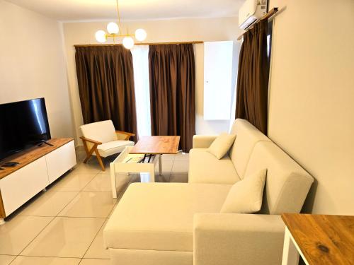 TV a/nebo společenská místnost v ubytování Centrally Located Apartment with Hotel-Style Privileges