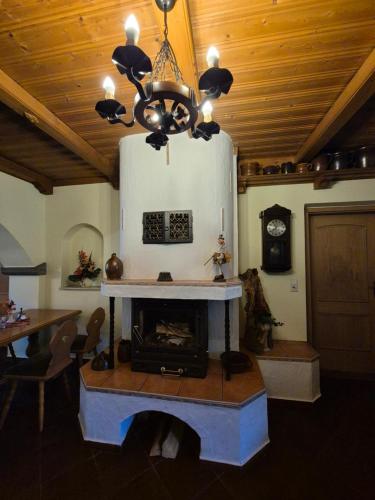 a living room with a cake on top of a fireplace at Historisches Erbgericht Neukirch Lausitz in Niederneukirch