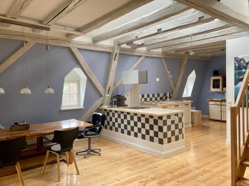 ein Esszimmer mit blauen Wänden und einem Tisch mit Stühlen in der Unterkunft Grosse Galeriewohnung mit Sauna "Fondels Mühle" in Boppard