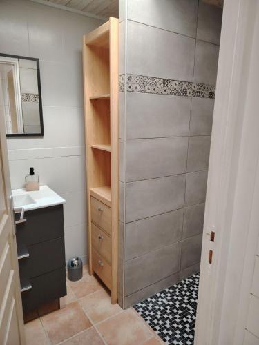 une salle de bain avec douche et lavabo dans l'établissement Les Gîtes C&H, aux Herbiers