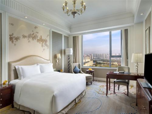 Un ou plusieurs lits dans un hébergement de l'établissement Sofitel Xining
