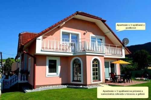 Cette petite maison dispose d'un balcon et d'une terrasse. dans l'établissement Chalupa Riviéra a Apartmány Riviéra - Liptov Bešeňová, à Ružomberok