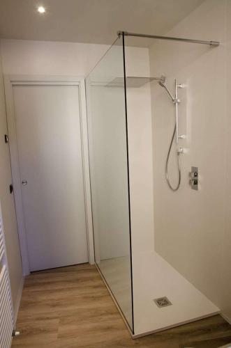 a bathroom with a shower with a glass door at Chocolat L'Escale in Omegna