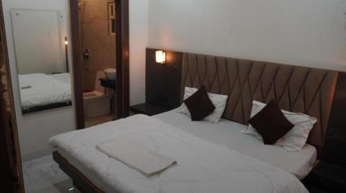 Katil atau katil-katil dalam bilik di Hotel Radhika's Inn
