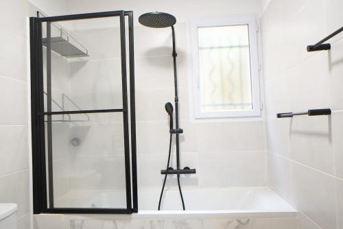 une douche avec une porte vitrée dans une salle de bain dans l'établissement Tout confort à Viggianello, à Viggianello