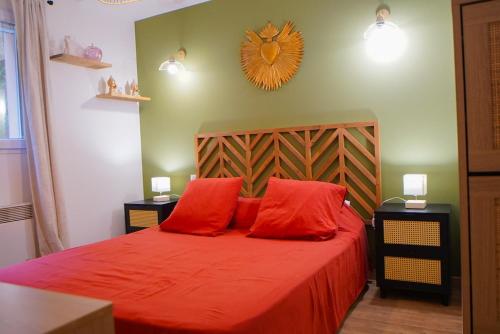 - une chambre avec un lit rouge et 2 oreillers rouges dans l'établissement Tout confort à Viggianello, à Viggianello
