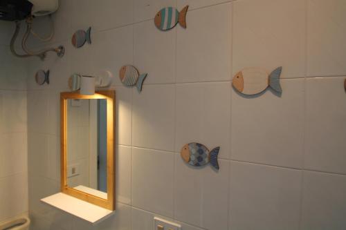 un bagno con uno specchio e alcuni piatti sul muro di Giada a Baia Verde