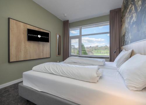 a bedroom with two beds and a window at Fletcher Hotel Restaurant Bon Repos in Noorbeek