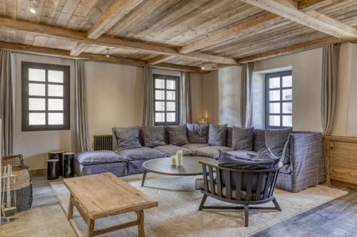 un salon avec un canapé et une table dans l'établissement Flocon, à Megève