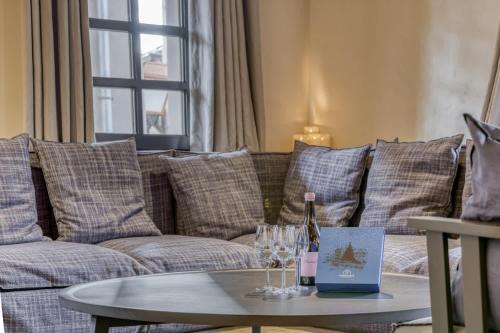 - un salon avec un canapé et une table avec des verres à vin dans l'établissement Flocon, à Megève