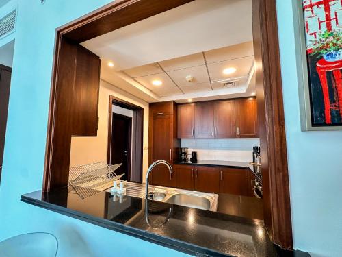 Una cocina o cocineta en Vserve - 1 BR Spacious Majestic Burj Khalifa view