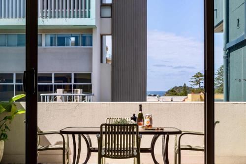 Un balcón o terraza en Manly Central Loft a Chic Studio Apartment in the Heart of Manly