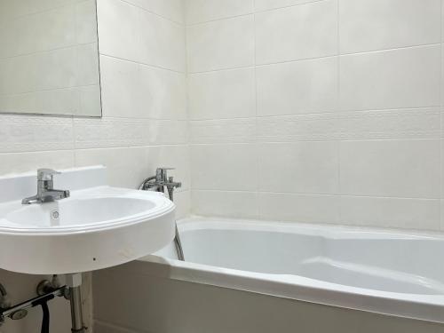 Ένα μπάνιο στο MURR ,3 minutes from Sujin Station, 3R2B, a warm wood-toned home, Namhansanseong, Lotte World
