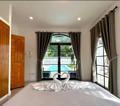 Un dormitorio con una cama con un corazón. en Sabai Sabai Villa in Chiang Mai at Nong Hoi 3, en Chiang Mai