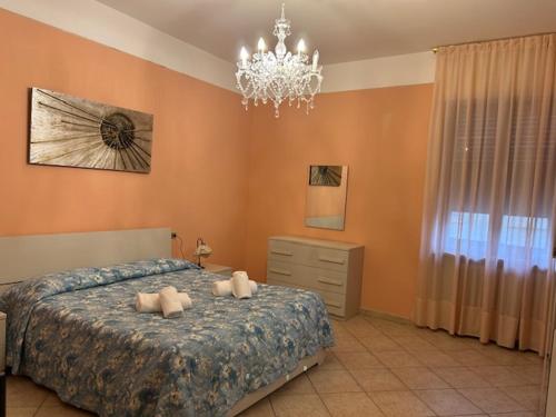 ein Schlafzimmer mit einem Bett mit zwei Kissen darauf in der Unterkunft Residence Corona Grossa Balangero in Balangero