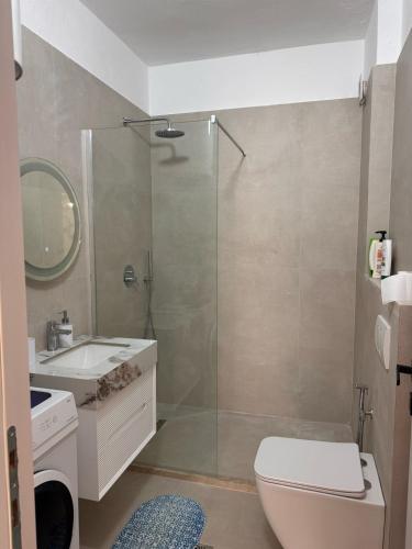 Bilik mandi di DR Apartment