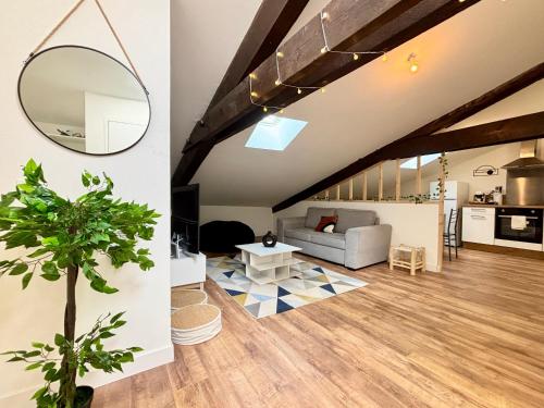 un salon avec un canapé et un miroir dans l'établissement L'Épicéa - 3 chambres Valence Centre, à Valence