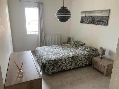 une chambre avec un lit et une table dans l'établissement Appartement 4p 42m2 proche des plages, à La Crau