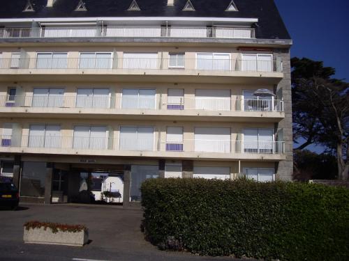 un bâtiment avec des balcons sur le côté dans l'établissement face mer et cote sauvage, au Croisic