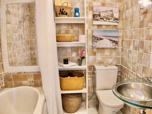 Photo de la galerie de l'établissement Sea Front Studio YourHostHelper, à Nice