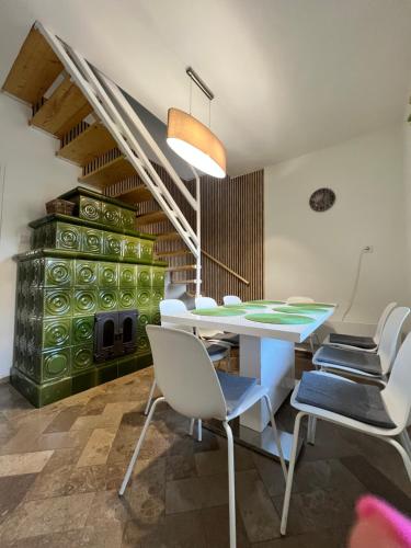 a dining room with a table and chairs at Pellegrini Apartman in Balatonakali