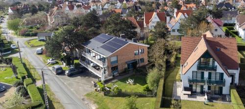 an aerial view of a large house with solar panels on it at Hotel Bilderdijk in De Haan