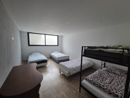 une chambre avec trois lits superposés et une fenêtre dans l'établissement Loft pour 10 personnes - Proche de Paris, à Argenteuil
